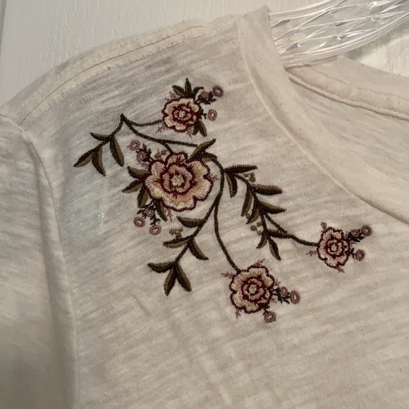 Abercrombie & Fitch T-Shirt w/ Flower Embroidery - Picture 2 of 4